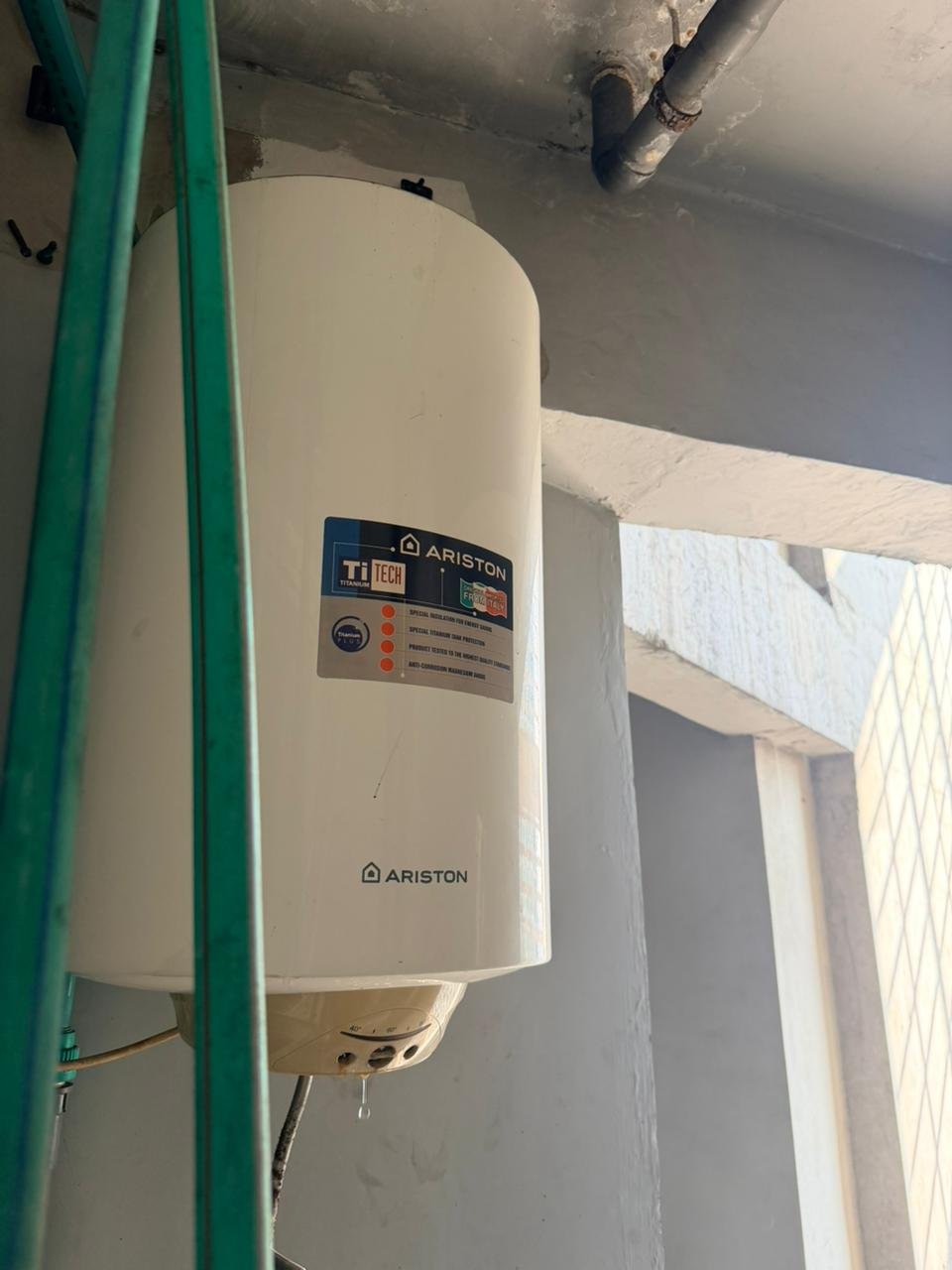 Teknisi Service Water Heater Ariston