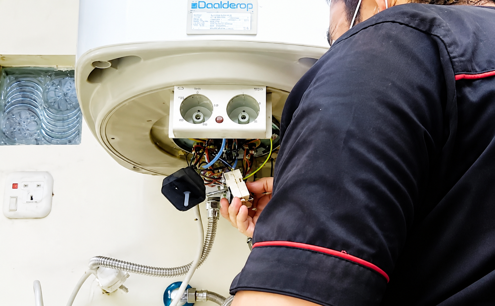 Teknisi Service Water Heater Daalderop